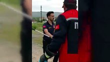 Bahçede korkutan sürpriz! Odunların arasından 2 metrelik yılan çıktı