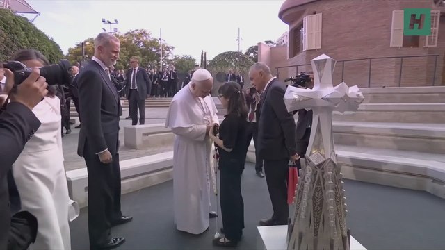 Es el MOMENTO de la visita del papa a España: una niña ciega le describe cómo es la torre de la Sagrada Familia