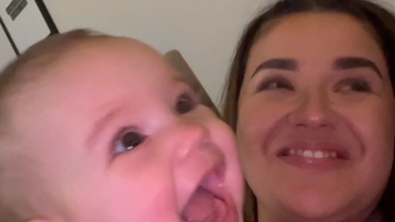 Adorable Reaction of 5-Month-Old Girl When Daddy Comes Home from Work!