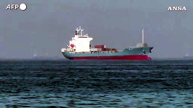 Navi ferme al largo degli Emirati, cresce la tensione nello Stretto di Hormuz