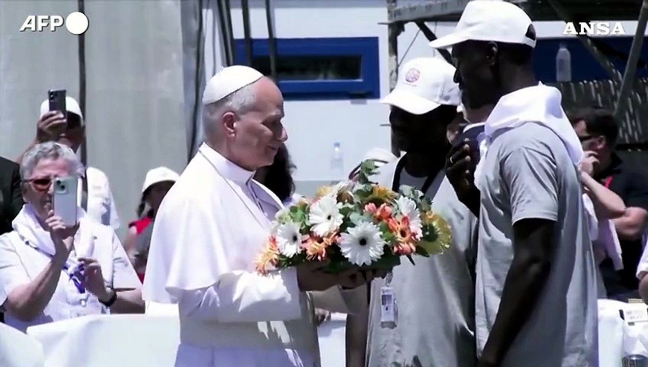 Il Papa alle Canarie omaggia i migranti lanciando una corona di fiori in mare