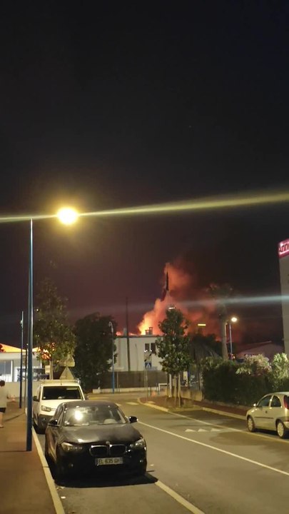 Un impressionnant feu d'entrepôt se déclare à Villeneuve-Loubet