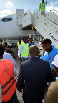 El árbitro Omar Artan recibió una bienvenida de héroe cuando aterrizó de nuevo en Somalia