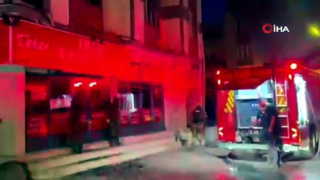 Elektrikten çıkan yangın sokağı dışarı döktü