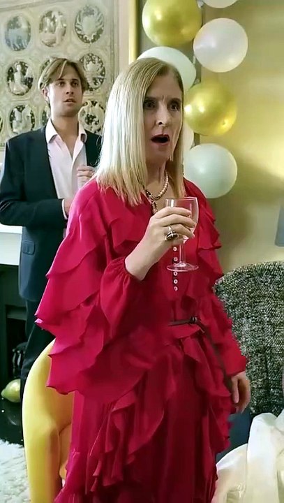 Divorced Queen Returns to the Stage - Full