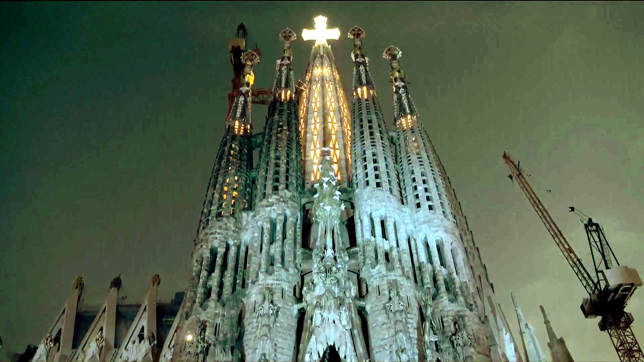 El momento del encendido de la torre de Jesús de la Sagrada Familia