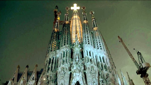 El momento del encendido de la torre de Jesús de la Sagrada Familia