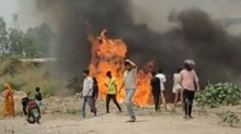 Greater Noida: पानी में आग लगा देते हैं UP वाले, देखें क्या है मामला