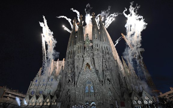 Sagrada Familia, Barcellona: lo spettacolo dei fuochi d'artificio per l'inaugurazione della Torre di Gesù