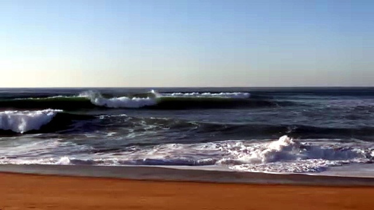 Relaxing Ocean Waves Crashing on the Beach - Relaxing Sounds of Nature - 4K UHD_1080p