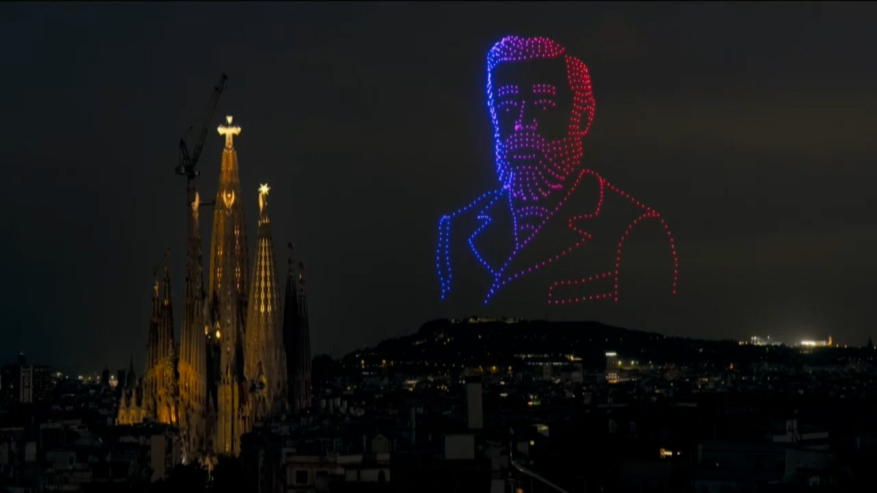 El papa León XIV bendice la Torre de Jesús de la Sagrada Familia