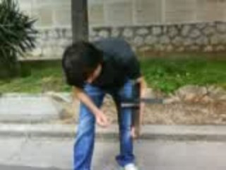 flo fait Superman sur une chaise