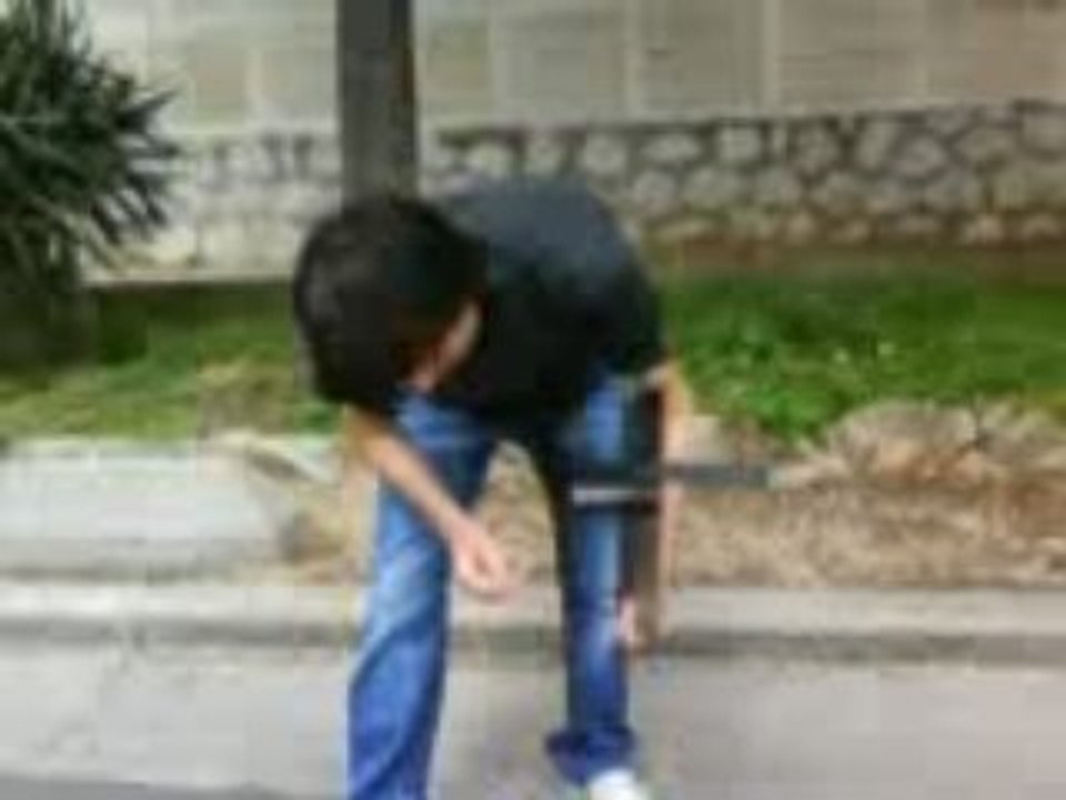 flo fait Superman sur une chaise