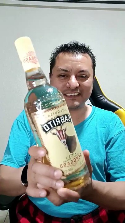 sirviendo un trago y bebiendo en la cama para ponerme bien borracho teporocho #shorts Saluta