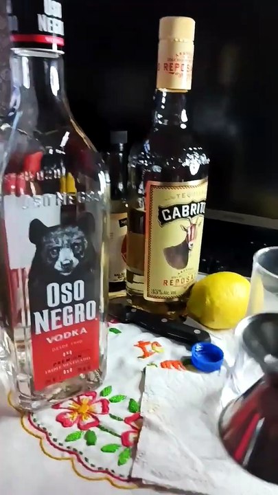 sirviendo un trago de #licor #shorts bien agusto en la #oficina entre  #botanas y #bebidas feliz