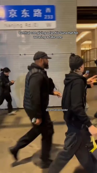 Central cee offre son bonnet à un fan qui en portait un faux
