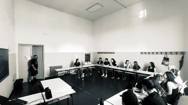 Siena, gli studenti in piedi sulle sedie salutano il professore: Oh capitano, mio capitano