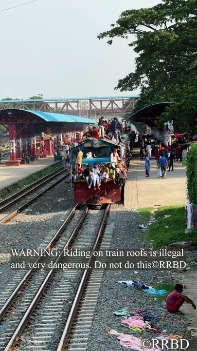 Urgent or not, NEVER ride on roof!🙏🚫🚂