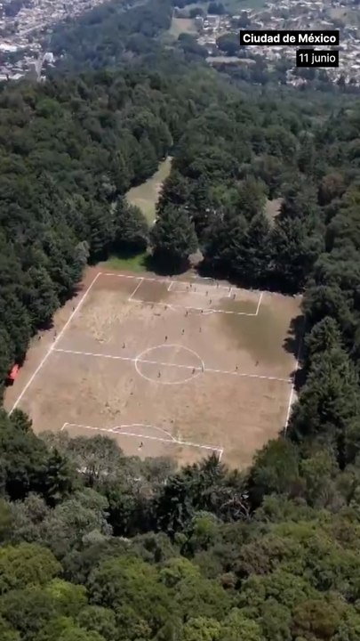 La cancha de fútbol que resiste dentro de un antiguo volcán en el sur de Ciudad de México.