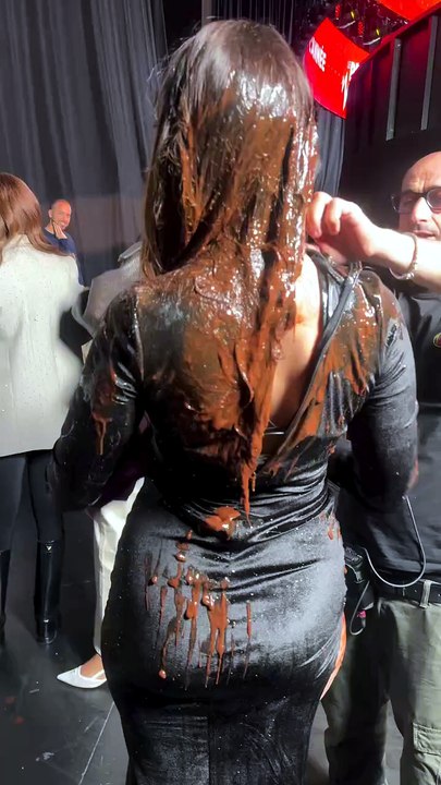 Delphine Wespiser recouverte de chocolat après une blague de Cyril Hanouna dans TBT9