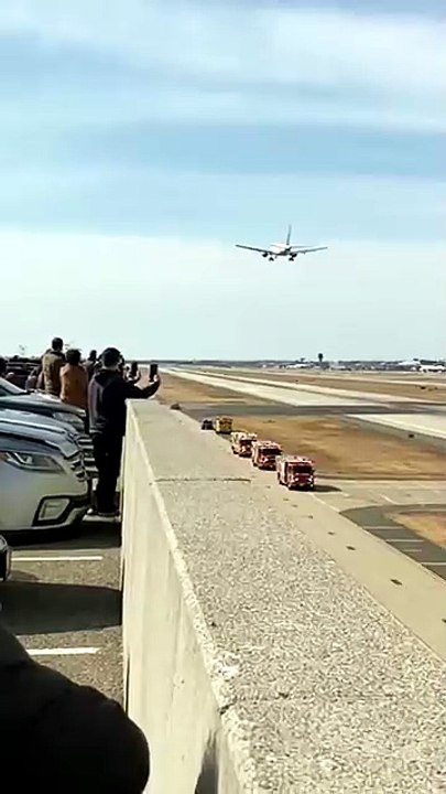 “Cyclist Captures Brutal Daytime Runway Landing” #HardLanding #AirportEmergency #RunwayChaos #AviationFootage #RealFlight