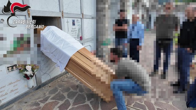 Pamela Genini profanata, il video in cui i carabinieri simulano l'estumulazione