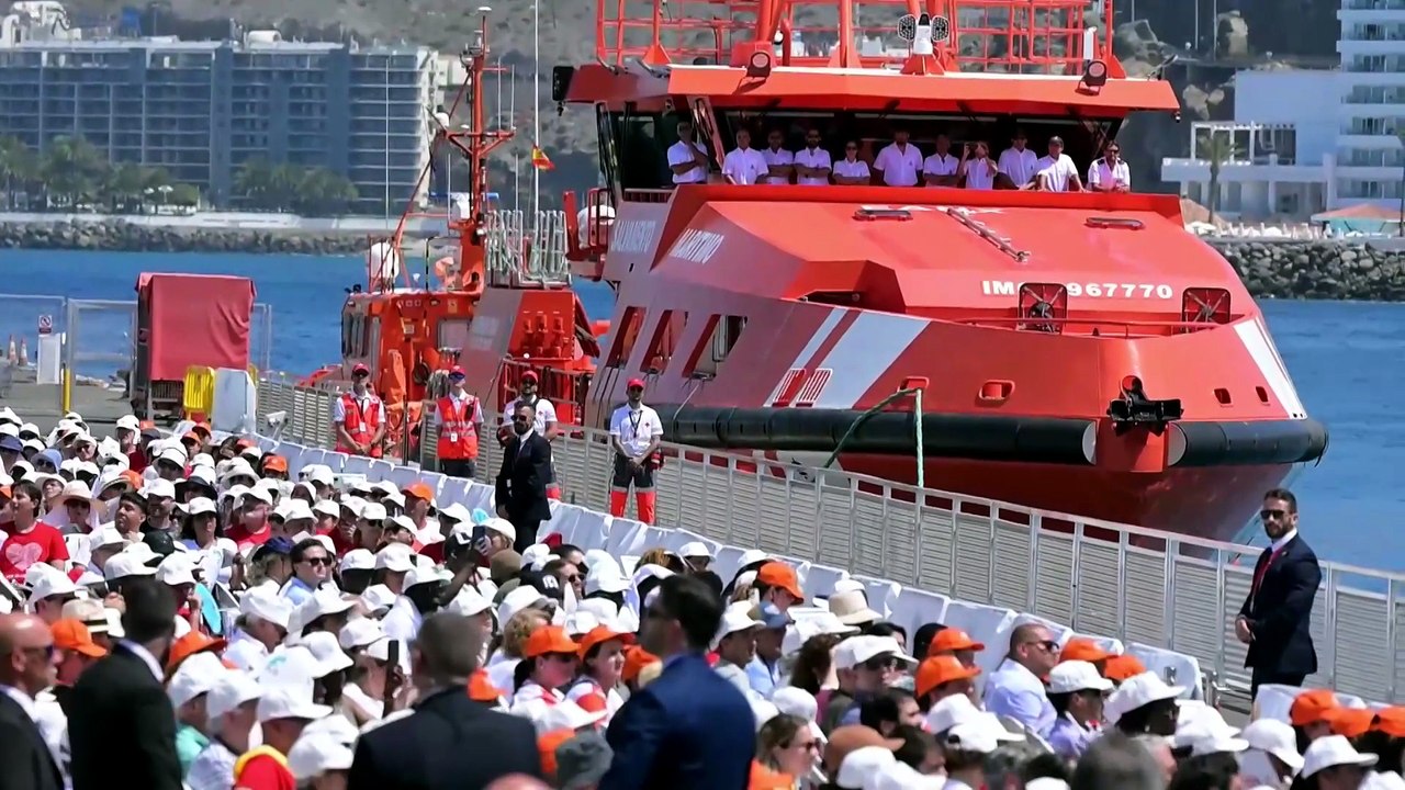 Miles de personas asisten al acto del papa en el muelle de Arguineguín