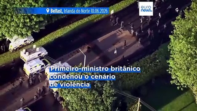 Polícia dispara canhão de água em protestos anti-imigração em Belfast