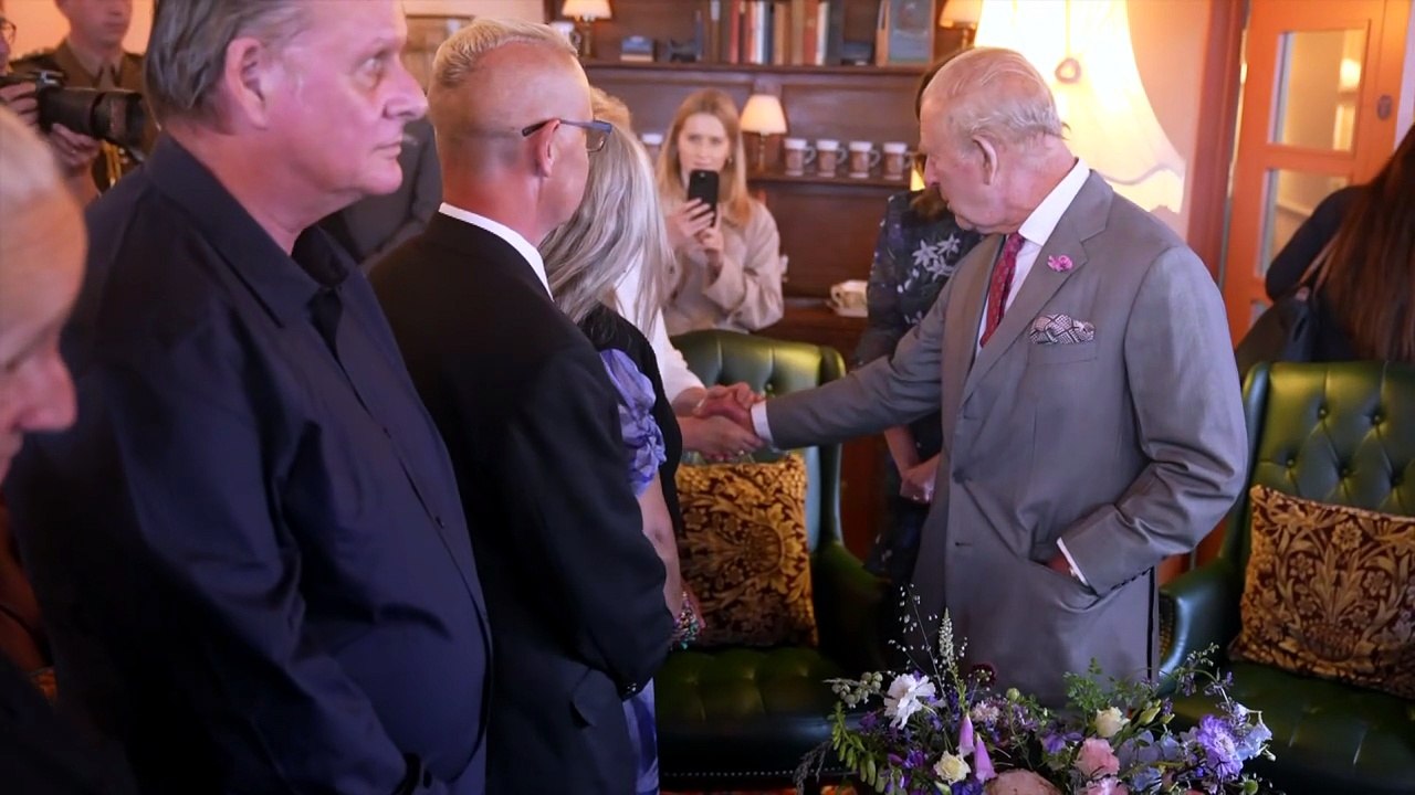 Hundreds turn out to see King in Grimsby