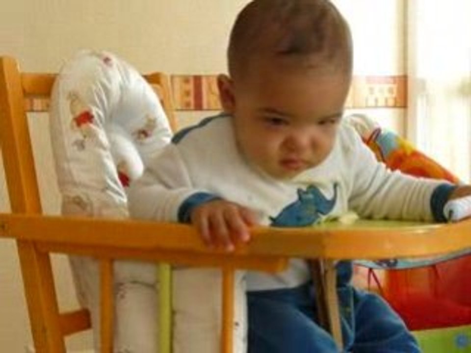 Lenny dort sur la chaise haute