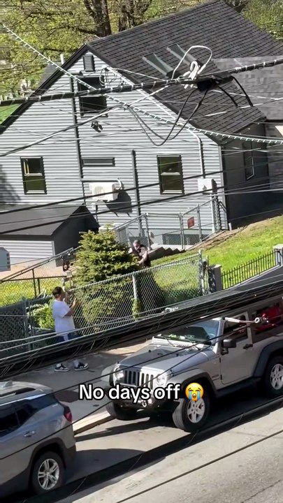 Un Américain tond sa pelouse pendant que la maison voisine brûle à côté