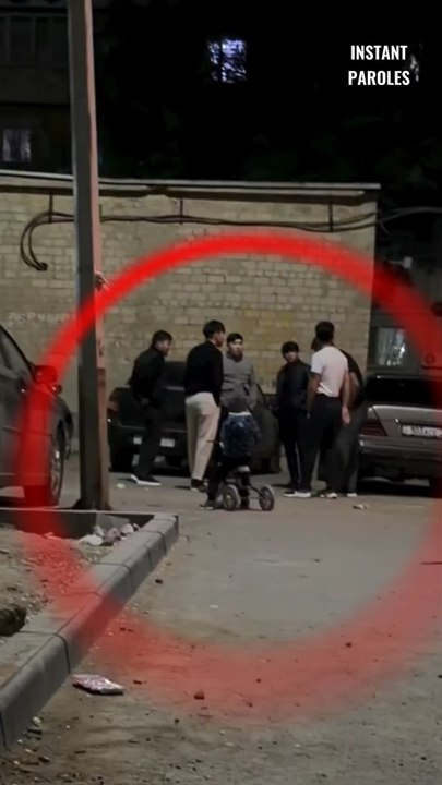 Ce petit garçon quitte son vélo pour aller saluer ce groupe de jeunes hommes