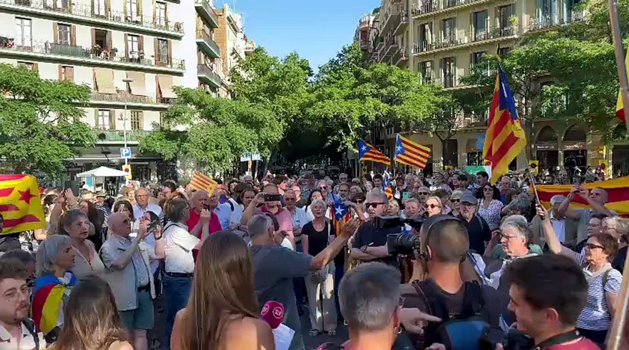 Cantada popular del 'Virolai' davant la Sagrada Família en resposta a l’expulsió dels cantaires