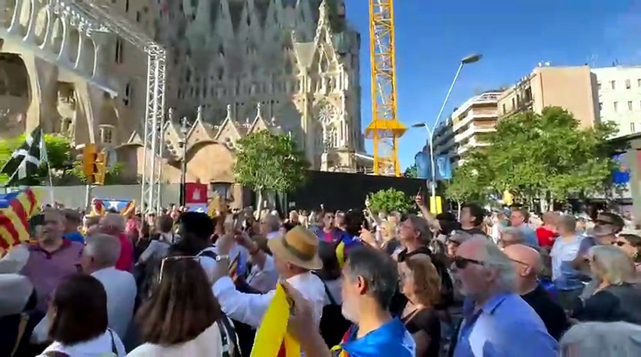 Cantada popular dels Segadors davant la Sagrada Família en resposta a l’expulsió dels cantaires