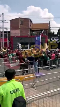 Torcedores tentam invadir área da imprensa no Estádio Azteca na abertura da Copa do Mundo