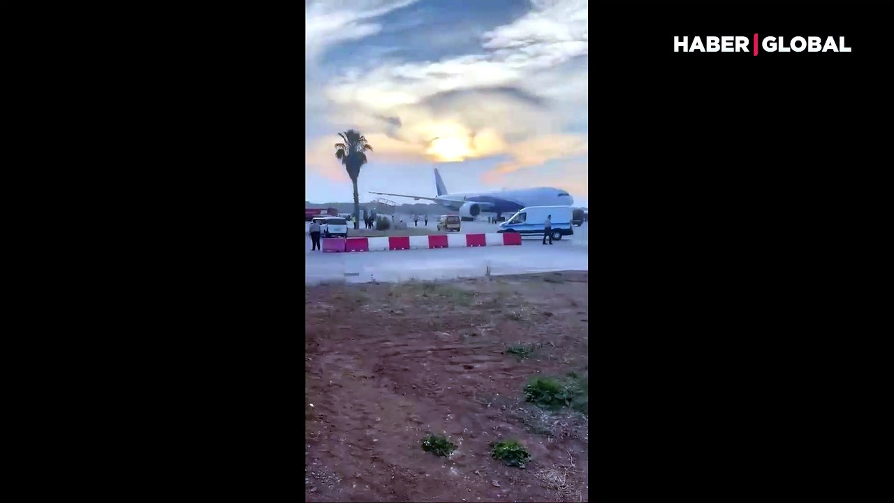 Antalya Havalimanı'nda uçak direğe çarptı
