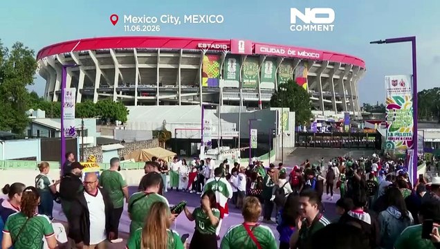 Tifosi affollano lo stadio di Città del Messico prima del calcio d'inizio dei Mondiali