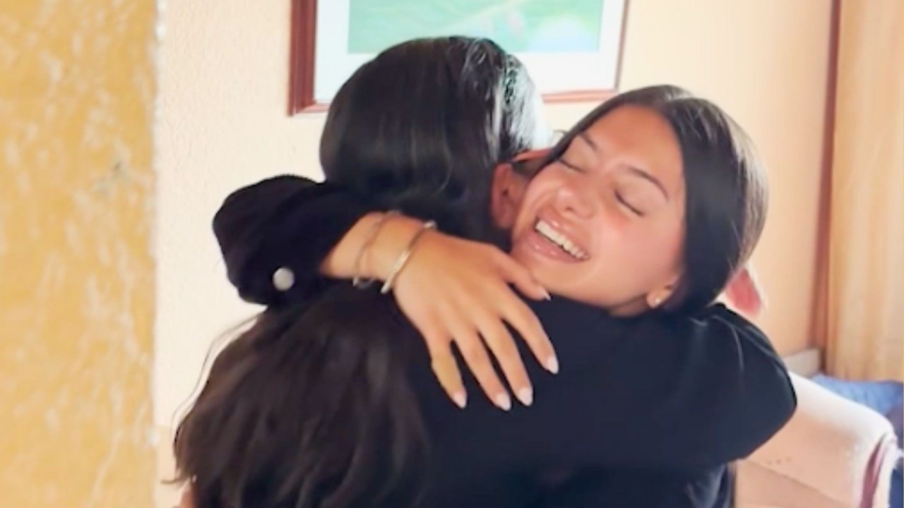Adopted Sisters Who Met Via TikTok Meet Biological Mom For First Time In Colombia | Happily TV