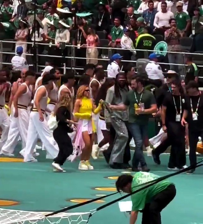Shakira sorprende en el Mundial de Fútbol bailando un merengue de Los Hermanos Rosario