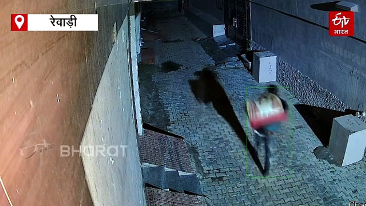 रेवाड़ी में बंद मकान पर चोरों का धावा, दुल्हन का लहंगा और लाखों के गहने ले भागे, CCTV में कैद हुई वारदात