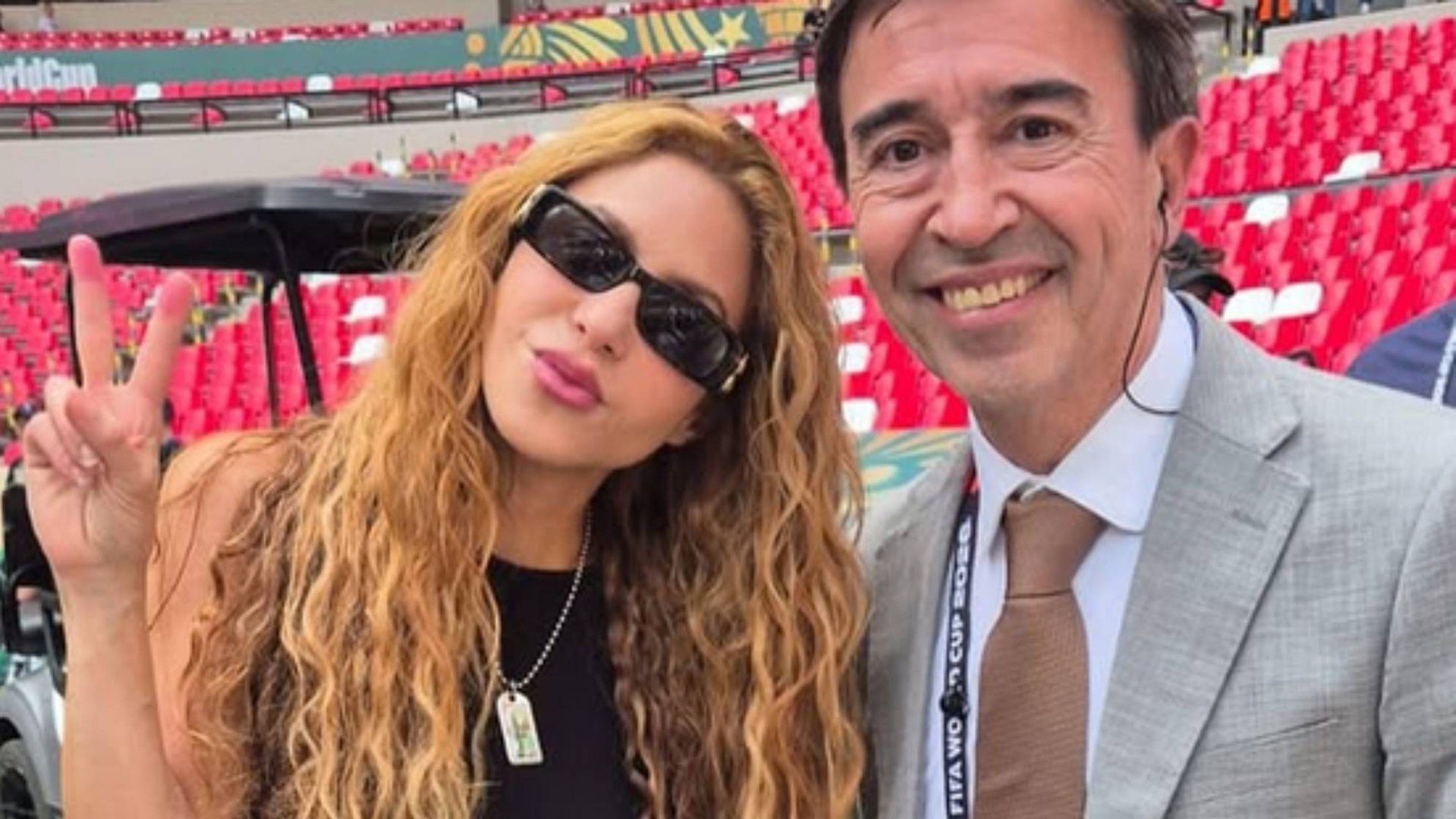 Un periodista deja su retransmisión para hacerse una foto con Shakira: "¡Ridículo informativo!"