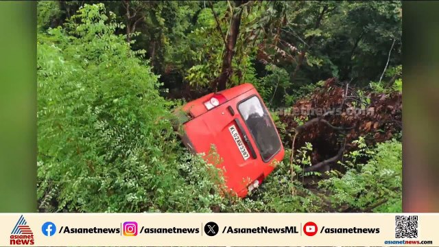 താമരശ്ശേരി ചുരത്തിൽ വാൻ താഴ്ചയിലേക്ക് മറിഞ്ഞു