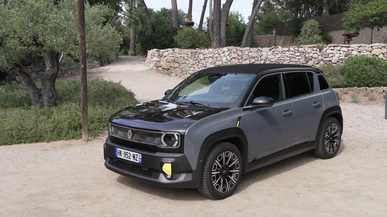 Renault 4 E-Tech electric Plein Sud Iconic Design Preview in Urban Grey