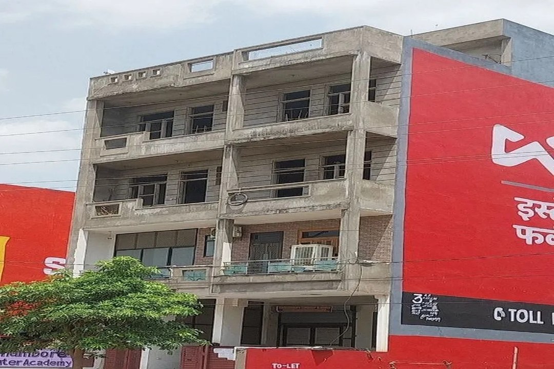 swm news: खतरे की दस्तक बहुमंजिला इमारतें: आदेशों व सुरक्षा मानकों की उड़ रही धज्जियां