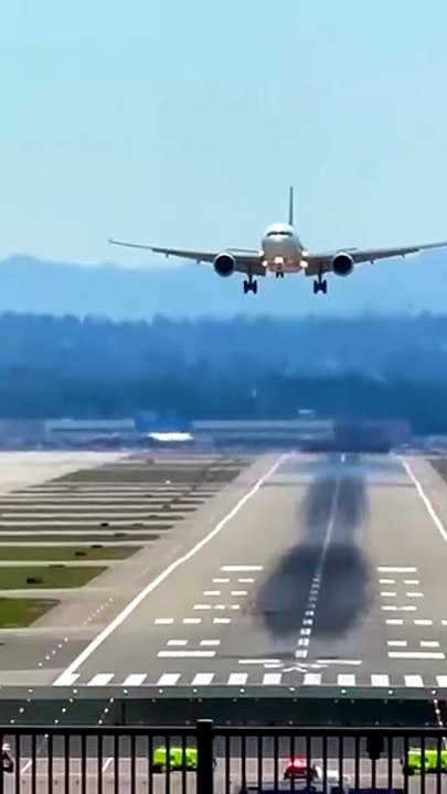 “Daylight Emergency Landing   Hard Impact on the Runway” #EmergencyLanding #HardLanding #AirportResponse #AviationReality #RunwayDrama