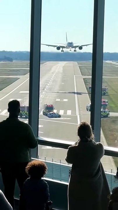 “Daylight Runway Chaos   Hard Landing Captured from the Road” #RunwayEmergency #HardLanding #AirportResponse #AviationFootage #RealFlight