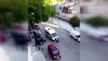 Bir trafik teröristi daha kamerada! Minibüsün önünü kesip aracı yumrukladı