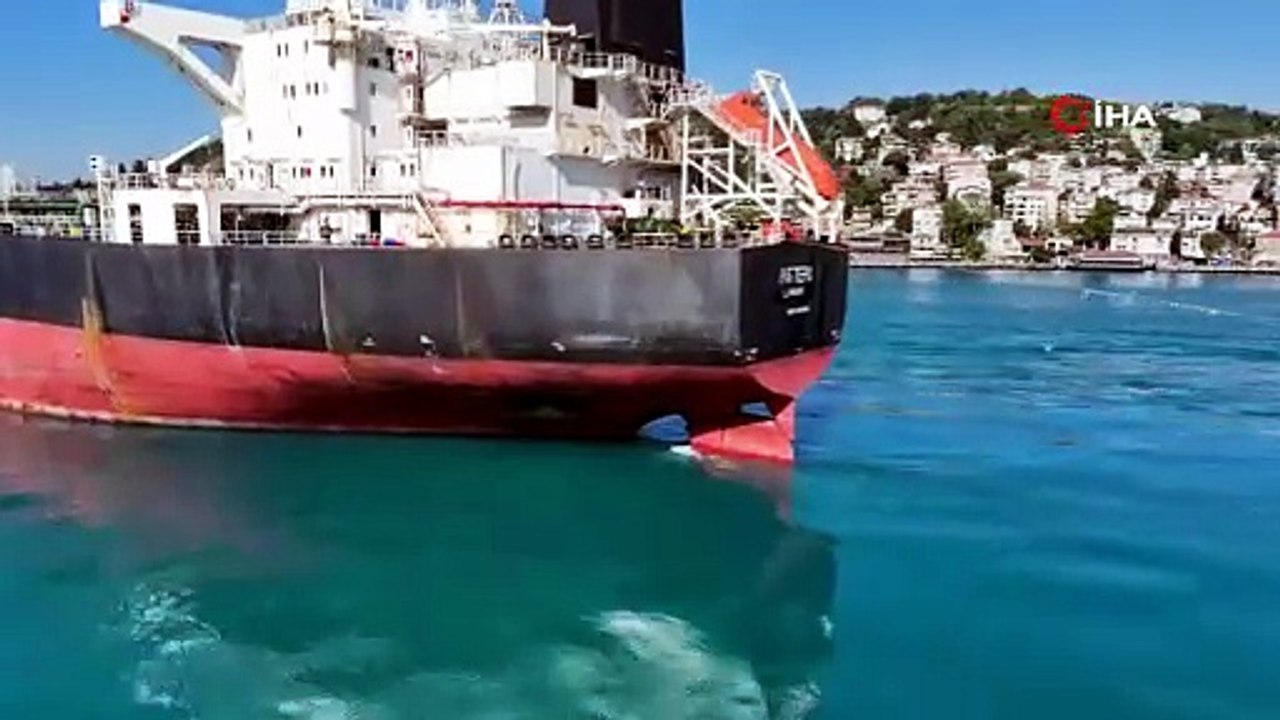 Karadeniz'de vurulan tanker İstanbul Boğazı'nda... Hasar havadan görüntülendi!