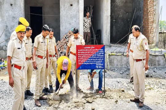 Pratapgarh: ऑपरेशन त्रिनेत्र में पुलिस की बड़ी कार्रवाई, तस्कर की 2.50 करोड़ की अवैध संपत्ति फ्रीज