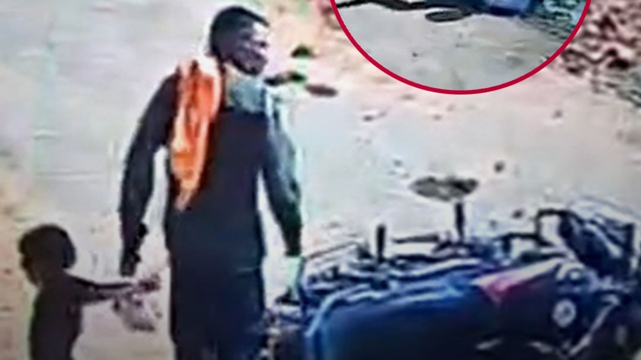 झांसी में बड़ा हादसा टला! फिसली बाइक, बुजुर्ग औ...